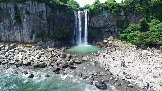 正邦瀑布(瀑布直接流入大海)视频素材