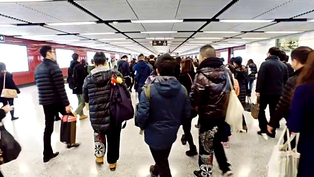 乘坐香港地铁的乘客视频素材