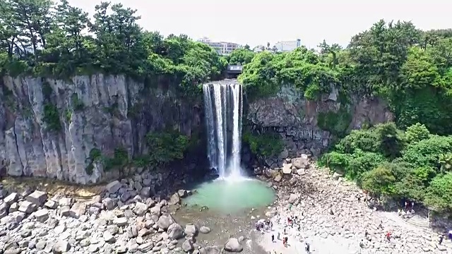 正邦瀑布(瀑布直接流入大海)视频素材