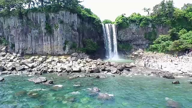 正邦瀑布(瀑布直接流入大海)视频素材