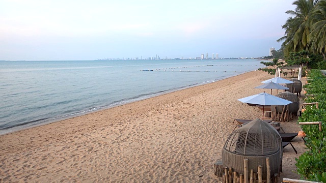 海滩和大海上美丽的日落视频素材