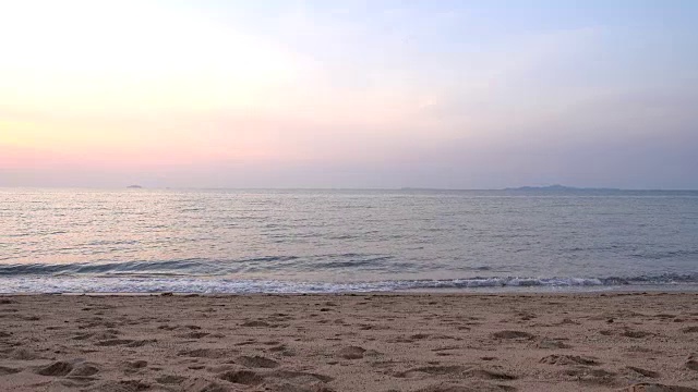 海滩和大海上美丽的日落视频素材