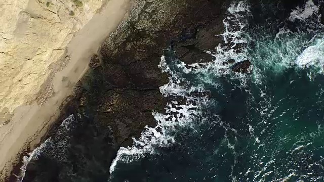 向下空中低上升:4K超高清海浪撞击岩石海岸视频素材