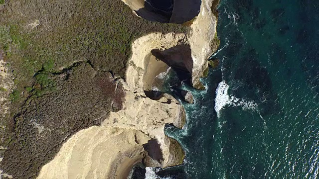 向下高空:4K超高清海浪侵蚀海岸洞穴视频素材