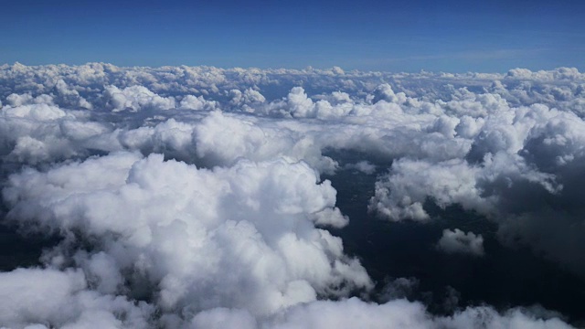 4K:飞机上的天空和云视频素材