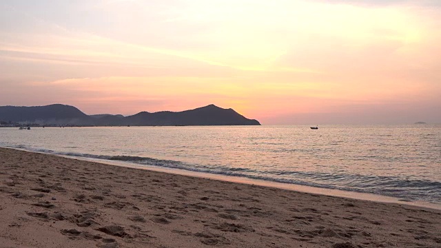 海滩和大海上美丽的日落视频素材