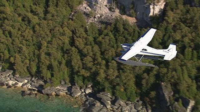 海上飞机的空对空飞行。视频素材