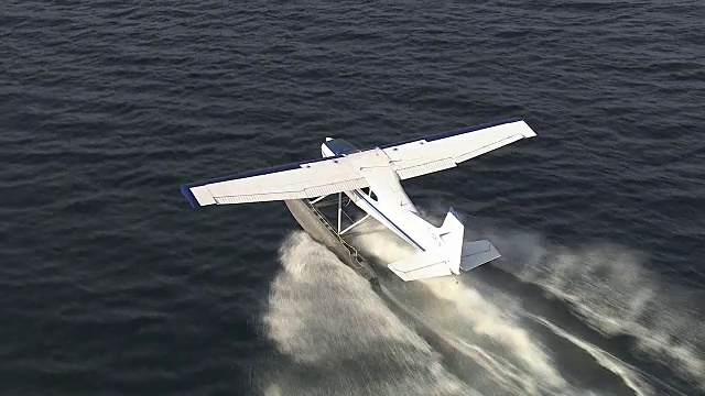 海上飞机的空对空着陆。视频素材