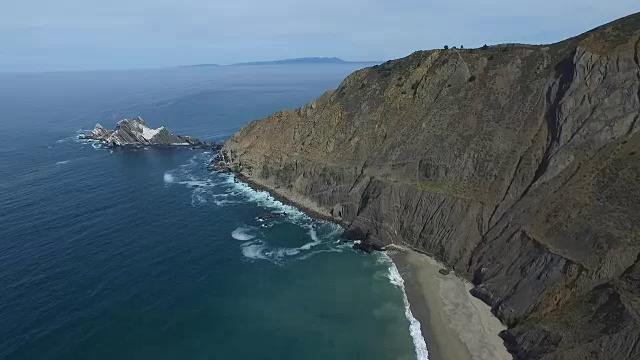 空中媒介飞行缓慢:圣佩德罗岩石视频素材