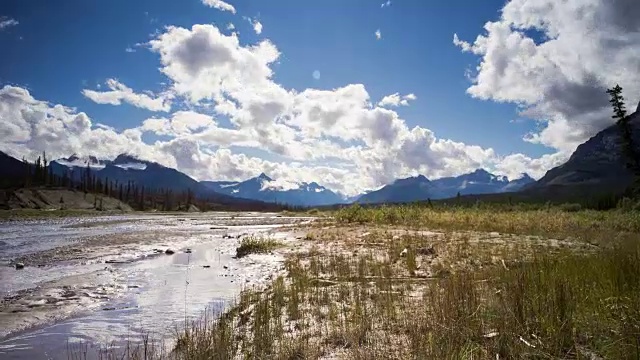 白雪皑皑的群山映衬下的湖景视频下载