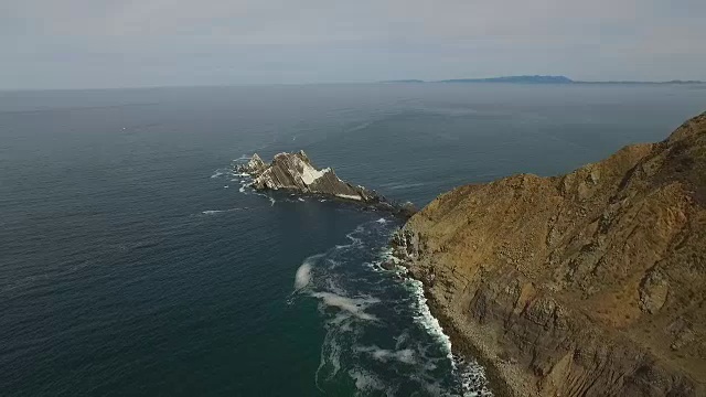 空中中等近距离反转:圣佩德罗岩石视频素材