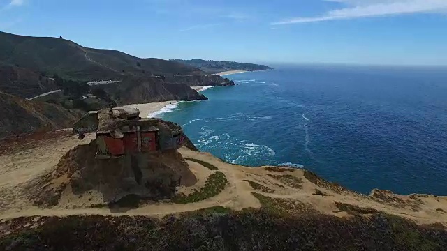 空中低地:历史上二战地堡陡峭的悬崖视频素材