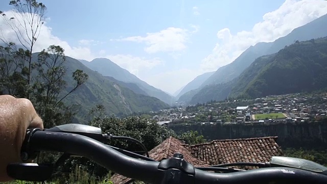 看过去的自行车手，以自行车和山景视频素材