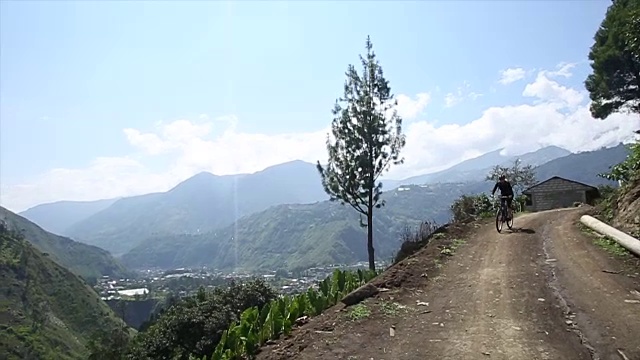 山地自行车下山，山脉遥远视频素材