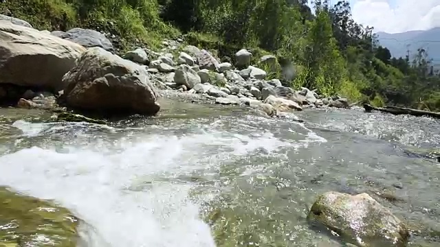 从小溪的角度看，山地车飞驰而过视频素材