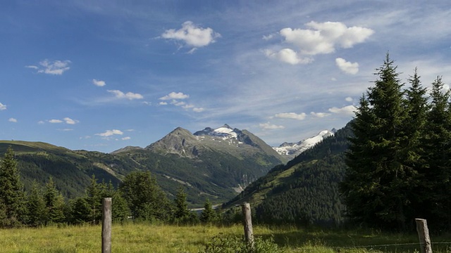 Hyperlapse - tracking shot along mountain landscape, meadow, evergreen trees and lake in Tirol .超近距离跟踪拍摄沿山脉景观，草地，常青树和湖在Tirol视频素材