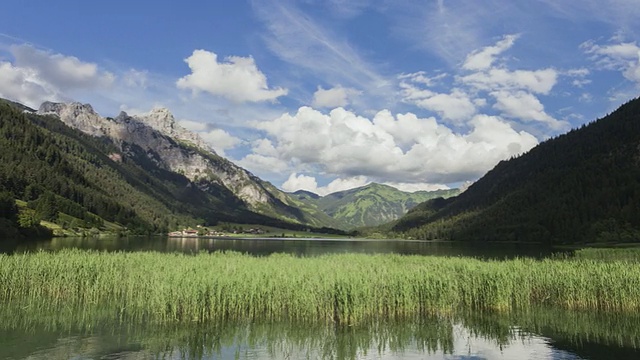 超断层跟踪拍摄沿湖和山脉在泰洛视频素材