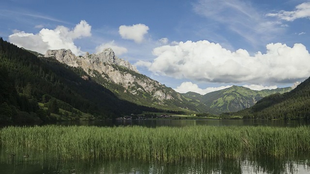 超断层跟踪拍摄沿湖和山脉在泰洛视频素材