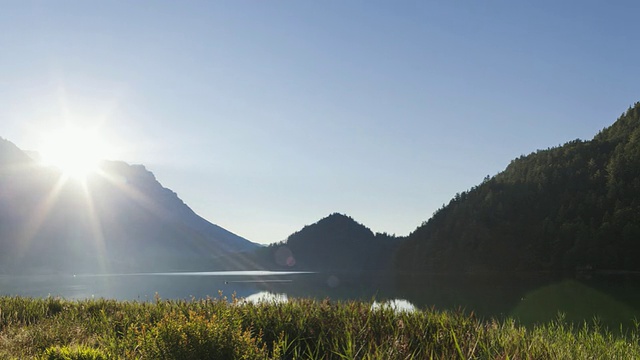 Hyperlapse追踪拍摄日夜沿湖和山在泰洛视频素材