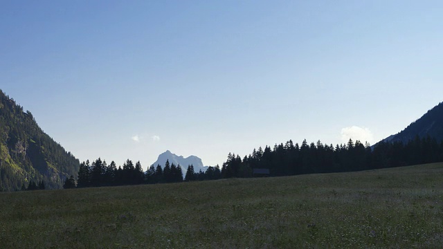 Hyperlapse追踪拍摄日夜沿山在泰洛视频素材