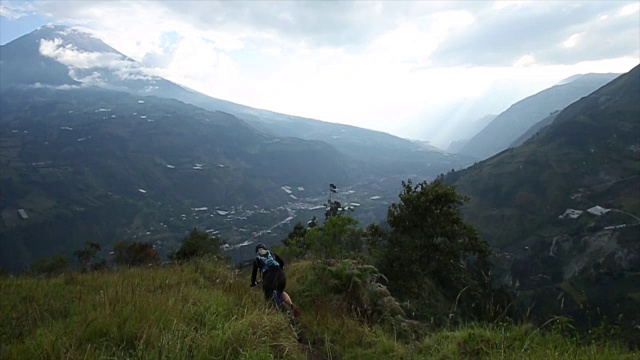 女山地自行车下山的山路视频素材