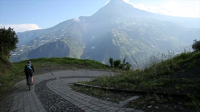 女山地自行车下山的山路视频素材