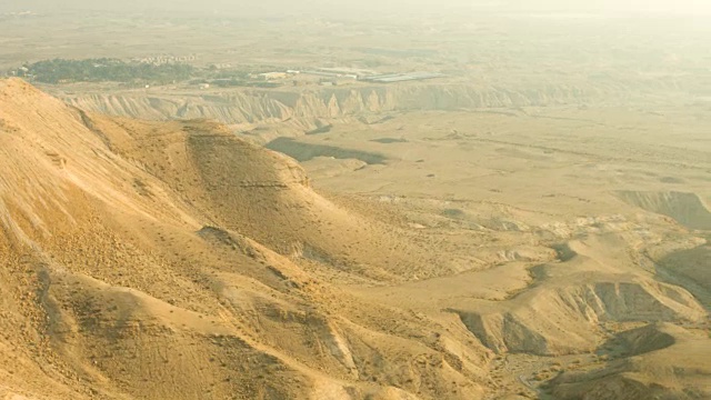 以色列犹太沙漠的一座山峰经过空中拍摄视频素材