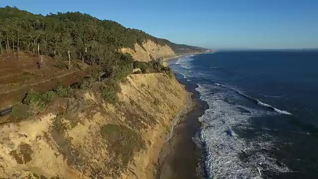 空中介质滑翔:靠近Waddell海滩和高速公路1的悬崖视频素材