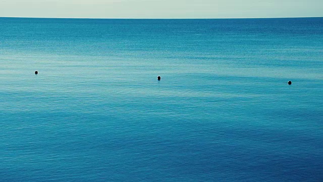 蓝色海面上的浮标视频素材