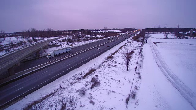 黄昏时的高速公路空中飞行视频素材