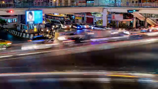 市中心的夜间广场，时光流逝。视频素材