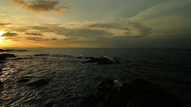 风景海滩和海上日落与波浪视频素材