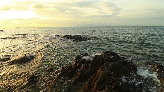 风景海滩和海上日落与波浪视频素材