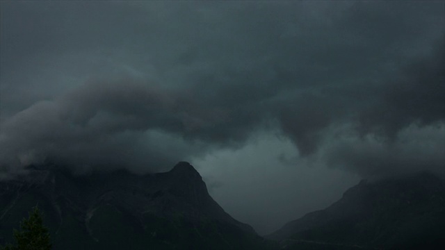 时间流逝的暴风雨云以上的山视频下载