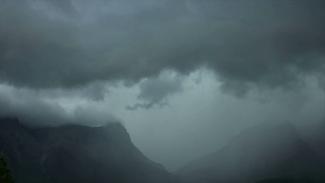 时间流逝的暴风雨云以上的山视频素材