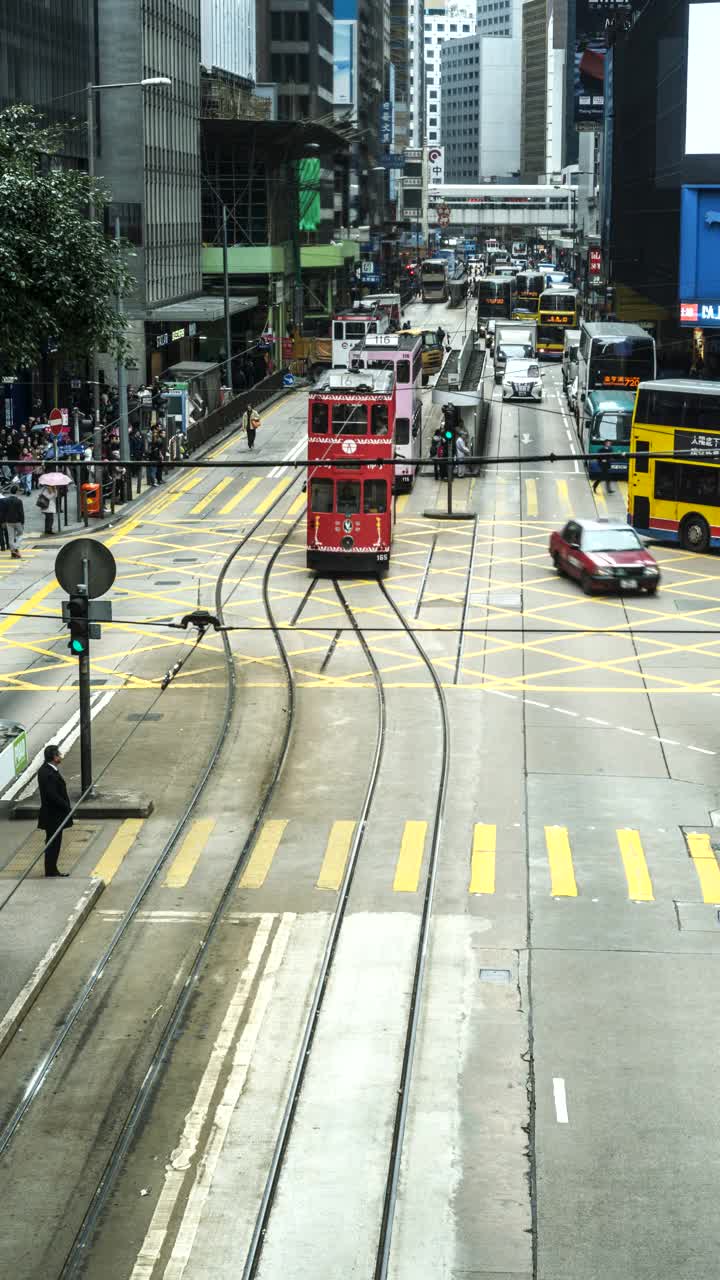 香港德威道交通及通勤者的延时图。对垂直显示视频素材