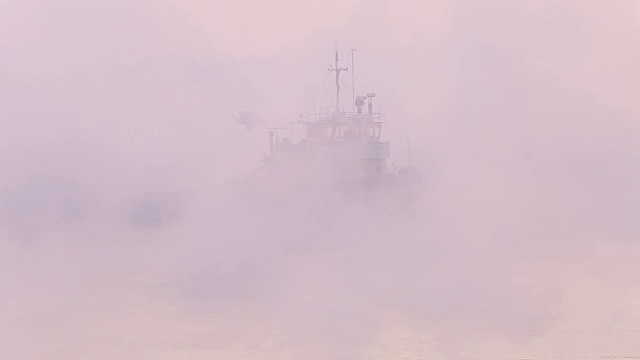 船在霜雾中行驶。视频素材