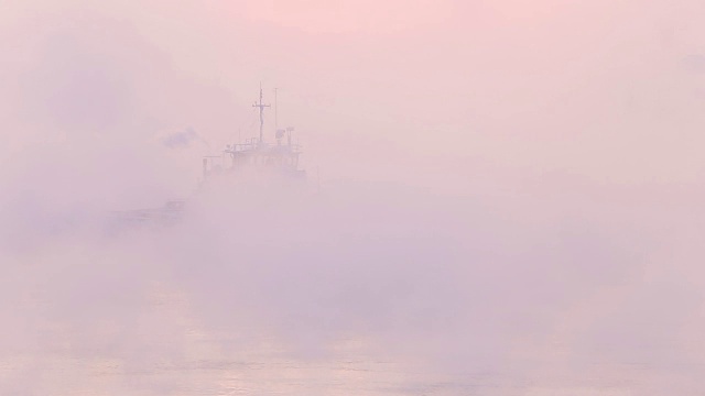 船在霜雾中行驶。视频素材