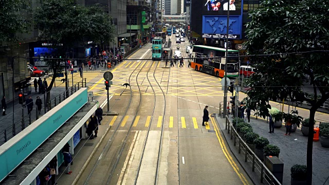 港岛德辅道的交通情况视频素材