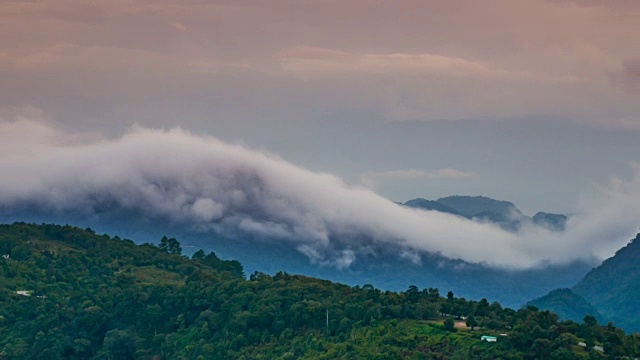 山区自然景观背景上的雾延时，4k(超高清)视频素材