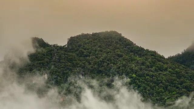 山区自然景观背景上的雾延时，4k(超高清)视频素材