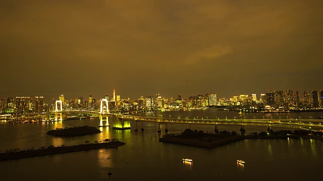 东京湾彩虹桥从白天到夜晚，时光流逝。在东京湾的彩虹桥，白天黑夜。视频素材