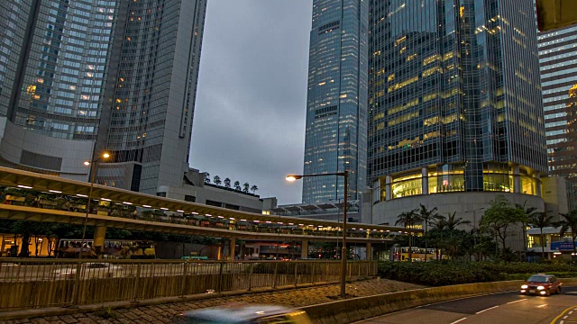 香港的建筑物在路上视频素材