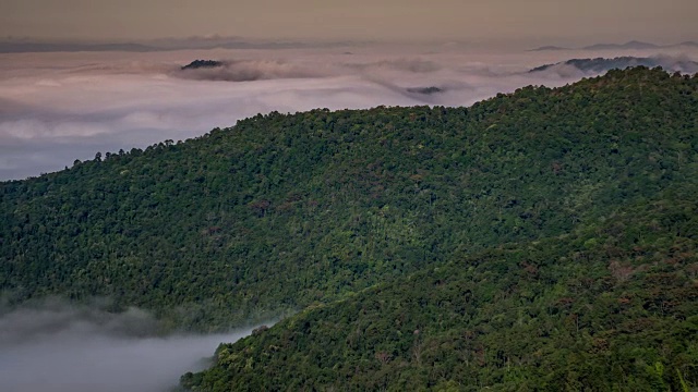 山区自然景观背景上的雾延时，4k(超高清)视频素材