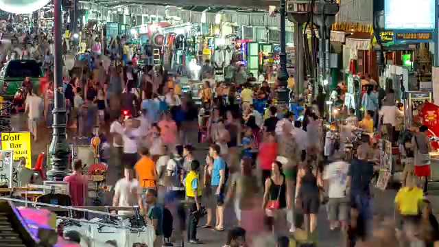 泰国曼谷考山路，人们在夜幕中挤来挤去视频素材