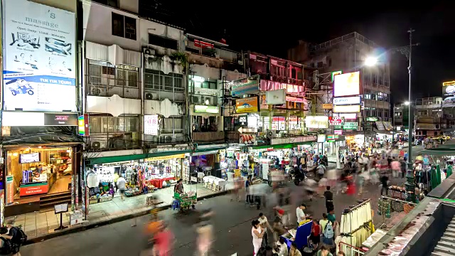 在泰国曼谷考山路，人们在夜晚的时间流逝视频素材