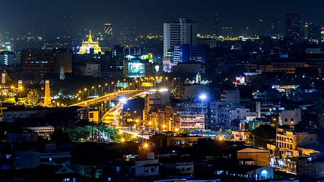 泰国曼谷的夜景，伴随着交通灯和寺庙视频素材