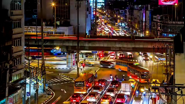 在泰国曼谷的一座桥的十字路口上，夜间车辆的时间间隔视频素材