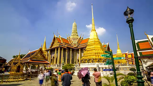 泰国曼谷，人群聚集在Prasat Phra Dhepbidorn寺庙附近视频素材