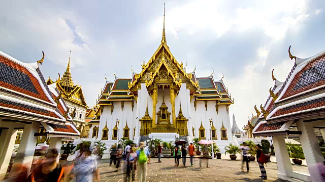 泰国曼谷大皇宫建筑群中Dusit Maha Prasat Hall Temple的时间流逝视频素材